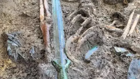 Espada-de-bronce-perfecto-estado-tres-mil-años-hallada-tumba-de-Alemania
