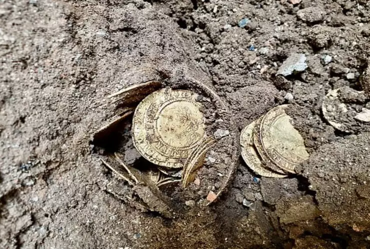 pareja encuentra monedas oro