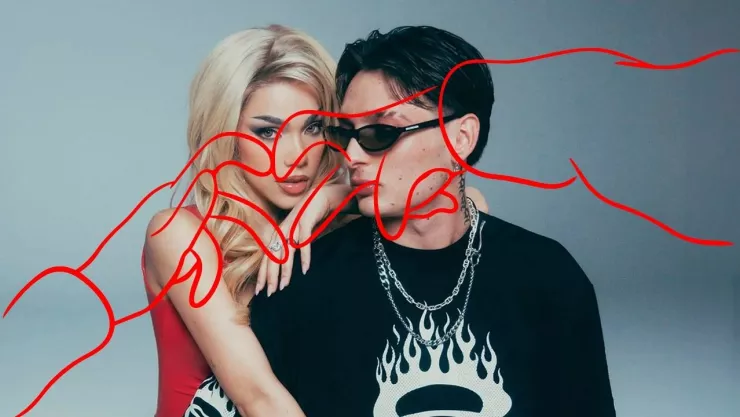 ¡Y que nadie nos vea-ea-ea! Videos de Peso Pluma y Kenia Os besándose y súper acaramelados en el Super Bowl LIX.