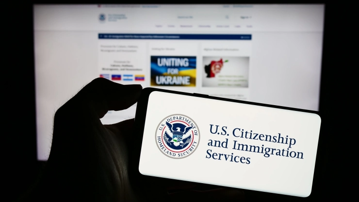 Página oficial del USCIS en un celular.