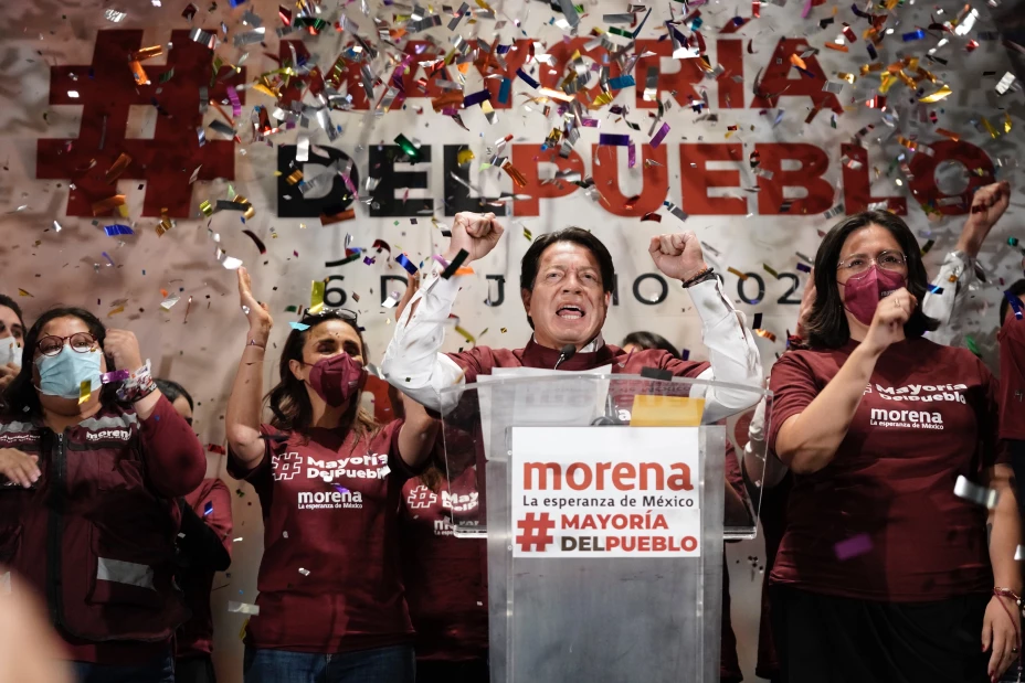 Mario Delgado Carrillo, presidente nacional de Morena, anunció en el cierre de la jornada electoral que el partido guinda es nuevamente la primera fuerza política del país, considerando el triunfo de 12 de las 15 gubernaturas en disputa y 14 alcaldías en la Ciudad de México.