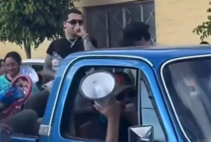 ¿Santa Popular cantante de regional mexicano sale a las calles y regala juguetes a niños por Navidad.jpg