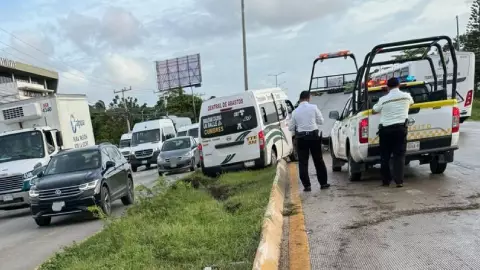 Combi pierde el control y choca en el Boulevard Colosio HOY viernes.jpg