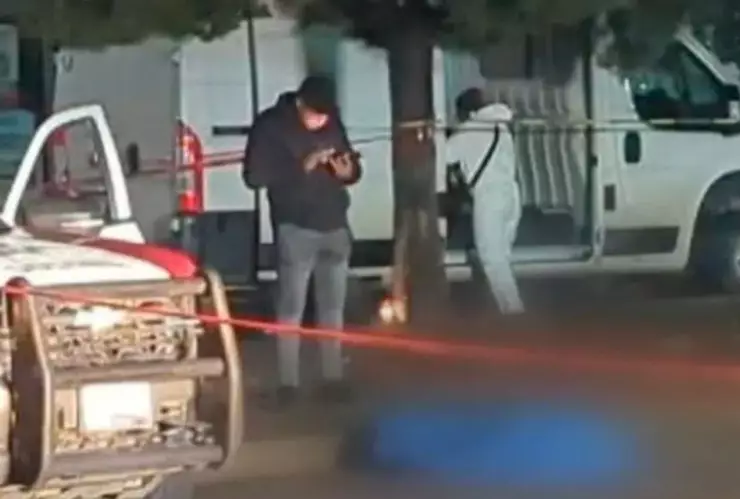 pareja atacada casa blanca