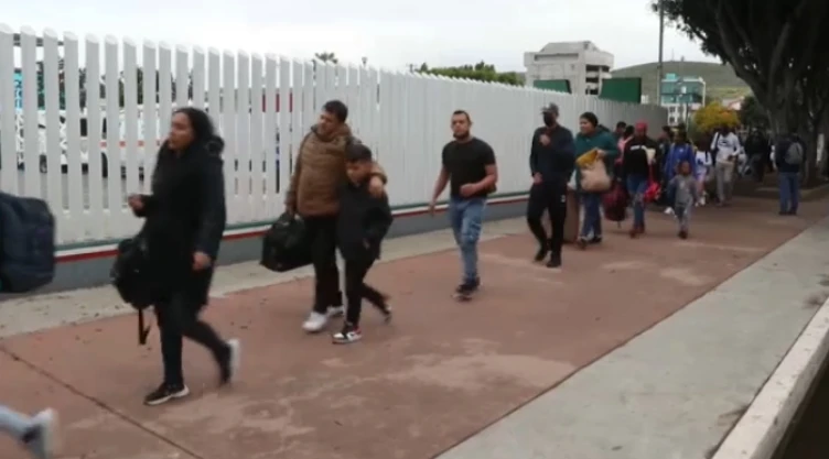 Carlos ayuda a migrantes CBP One.jpg