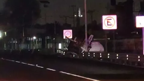 Pipa vuelca en la autopista México-Pachuca.