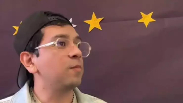 VIDEO_ Con corrido tumbado de Peso Pluma maestro enseña la tabla del 4 a sus alumnos