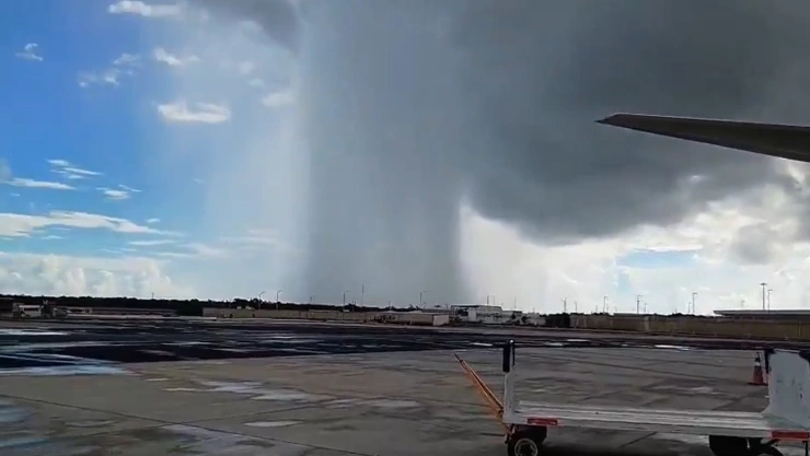 Microrráfaga de lluvia captada en video en Cancún.jpg