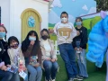 En compañía de familiares y amigos, disfrutamos de un rato de diversión.