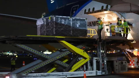 Un millón de vacunas AstraZeneca llegaron a México mediante Covax