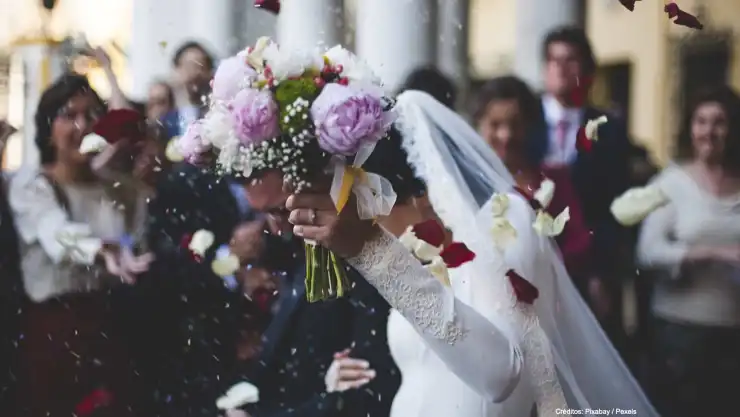 novios donan comida boda covid-19.jpg