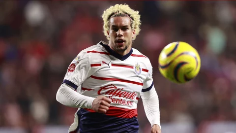 Cade Cowell con la camiseta de Chivas