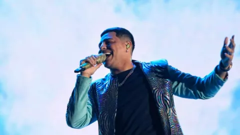VIDEO: Eduin Caz de Grupo Firme se queda dormido en pleno concierto