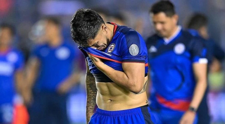 Carlos Salcedo pidió su salida del Cruz Azul por temas personales