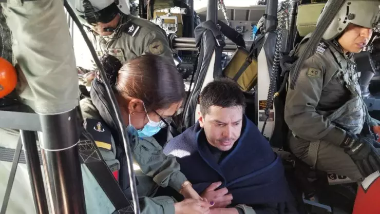 Un surfista que por accidente quedó atrapado en una zona de rocas, en Ensenada, Baja California, fue rescatado por un helicóptero de la Secretaría de Marina.