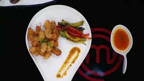 Calamar empanizado con panko y guarnición de chile morrón