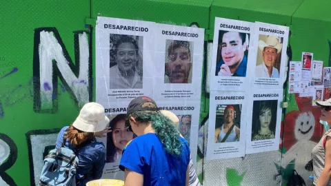 desaparecidos pega carteles glorieta ahuehuete