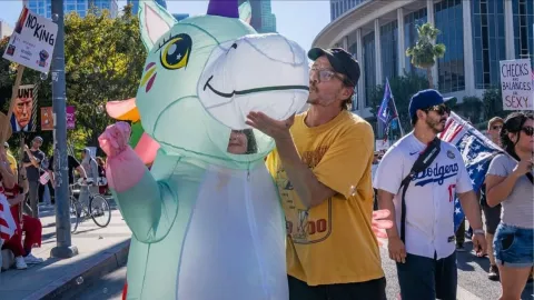 Pedro Pascal sorprende bailando cumbia durante protesta en Los Ángeles