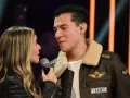El académico se mostró muy emocionado y conmocionado por ver a su novia en el escenario.