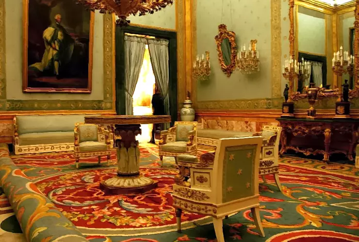 Reina Isabel, empleos, extraños 1.jpg