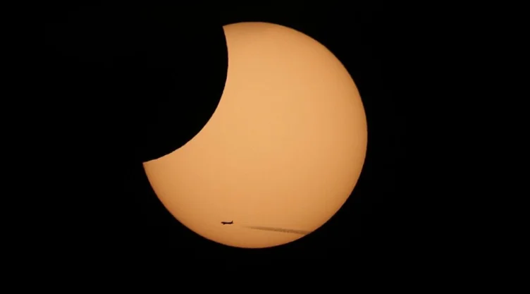 Durante la luna nueva, esta pasa por encima o por debajo del Sol, por lo que no se produce un eclipse solar