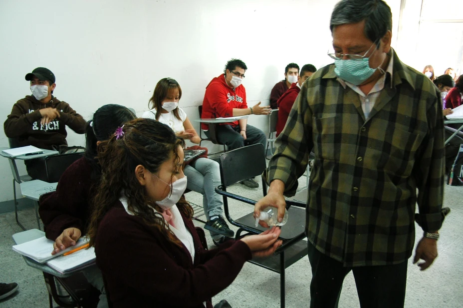 MÉXICO D.F., 07MAYO2009.- Al regresar a clases, después de varios días de contingencia para evitar el contagio y la propagación del virus de la Influenza Humana (AH1N1) los estudiantes de nivel bachillerato del CETIS No. 55, ubicado en la delegación Gustavo A. Madero, en la entrada les son entregados cubrebocas, se desinfectan las manos con gel y son cuestionados por médicos quienes son apoyados del personal del plantel y padres de familia, para detectar a quien presenten los síntomas de la gripe y ser mandado a una revisión medican más minuciosa, esto como una medida de prevención de contagio.
FOTO: GUILLERMO PEREA/CUARTOSCURO.COM