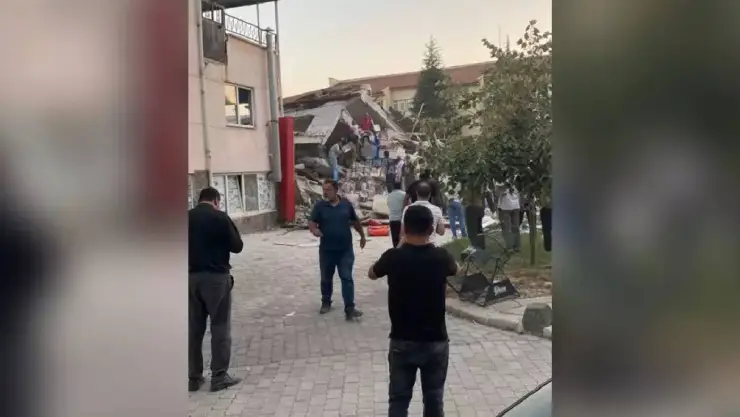 VIDEO Edificio colapsa tras terremoto en Turquía de magnitud 6.1