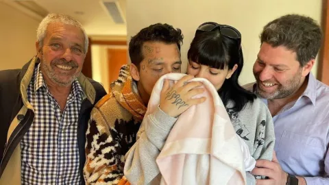 Christian Nodal y Cazzu con su primera hija en brazos