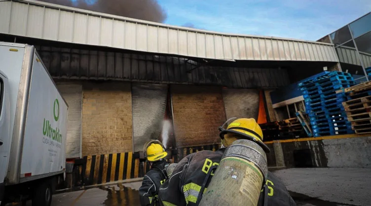 incendio_fabrica_guadalajara_jalisco_bomberos_manguera_agua_pared