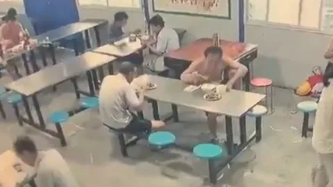 Hombre se desmaya en restaurante de China; falta de ayuda genera debate sobre leyes locales