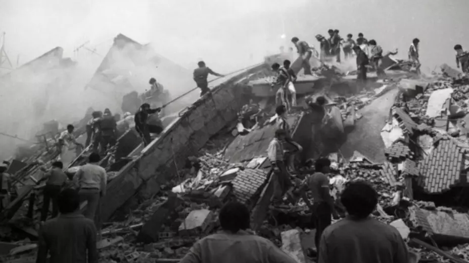 A 40 años del terremoto de 1985: El desgarrador testimonio de un piloto que vio la tragedia en México. En la imagen se observa cómo la gente realiza un rescate de cuerpos durante la tragedia que golpeó a la CDMX por el violento sismo de 8.1 grados a las 07:19 am.
