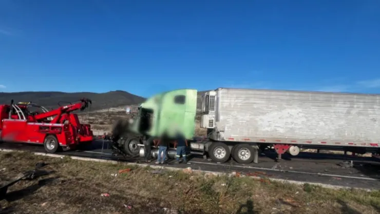 VIDEO: Accidente de tráiler colapsa circulación en la carretera Cuacnopalan-Oaxaca hoy; cierre total a Tehuacán