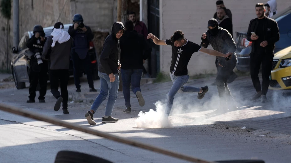 Enfrentamientos entre manifestantes palestinos con fuerzas israelíes.