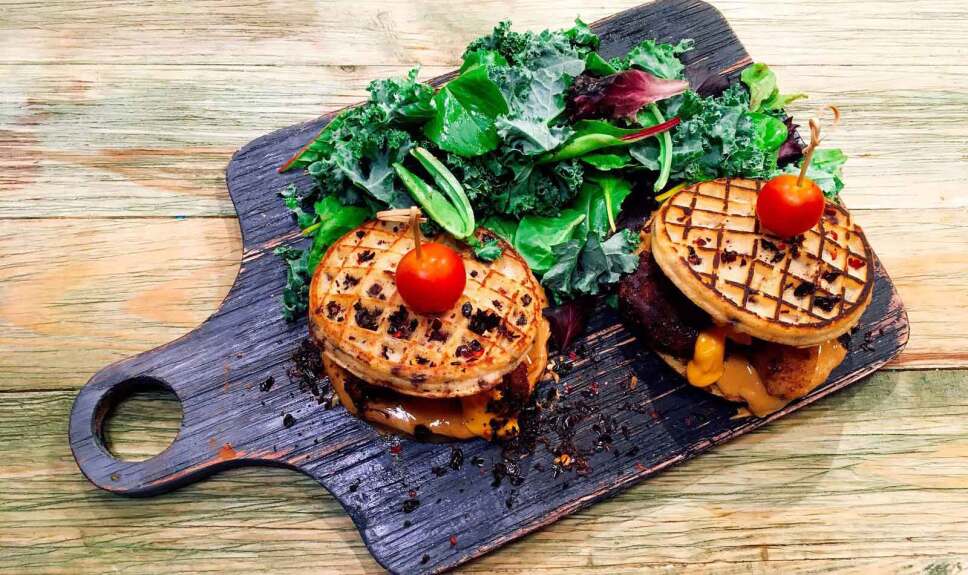 Receta Waffle con pollo en costra de cocoa y chile Cocineros Mexicanos