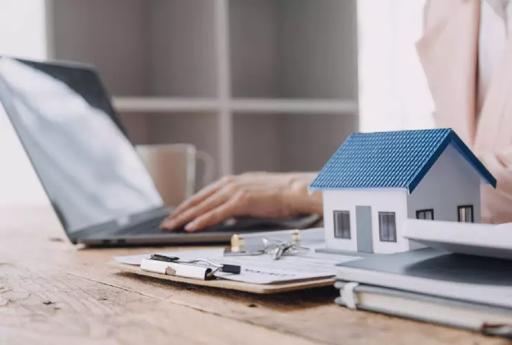 Una agente inmobiliaria con su computadora