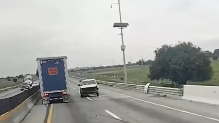 VIDEO: Choque antes de la caseta de Amozoc deja caos vial hoy; camioneta impactó contra muro