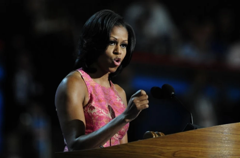 Michelle Obama pronunciaba un discurso cuando fue interrumpida varias veces por una manifestante, por lo que bajó de la tribuna y confrontó