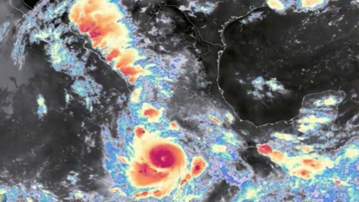 Las impactantes imágenes satelitales del huracán _Polo_ desde el espacio en su trayecto cerca de las.jpg