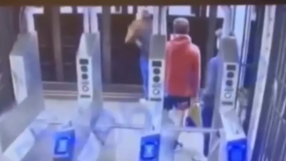 Kamel Hawkins, detenido por intento de asesinato en el metro de Nueva York, enfrenta cargos tras empujar a un hombre a las vías del metro