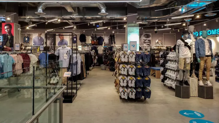 la tienda comercial por dentro en un sector de hombres