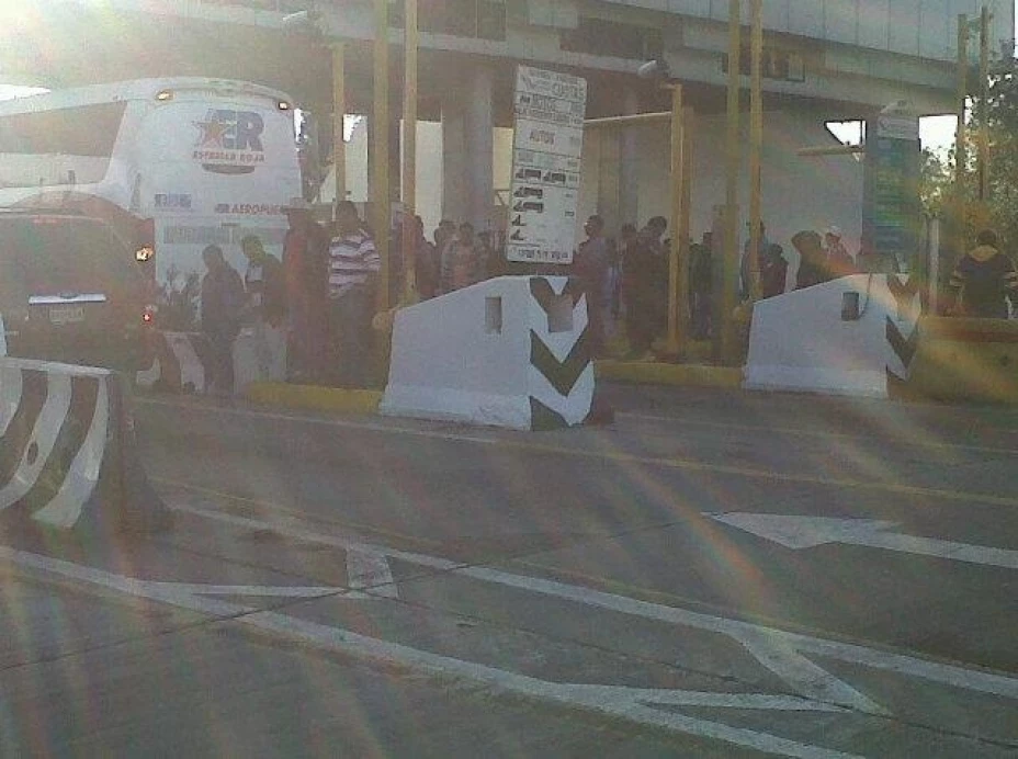 Los manifestantes se encuentran en la caseta de San Marcos Huixtoco