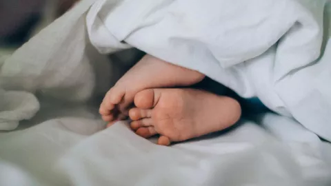 Caso en guardería conmociona a Arkansas: bebé fallece y cuidadora enfrenta cargos