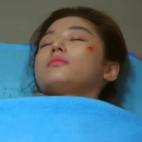 Song Yi sufrió un fuerte accidente en su regreso a la actuación y ahora se encuentra librando una batalla entre la vida y la muerte.