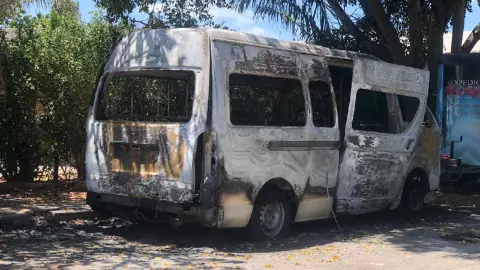 Incendio CONSUME camioneta tipo van en Mérida (FOTOS)