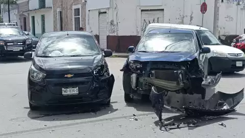 FOTOS: Fuerte accidente en el centro de Mérida, un conductor se pasó el alto de disco