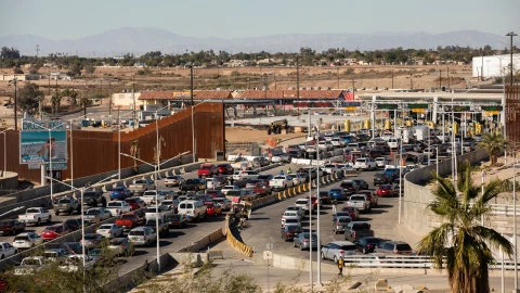 Una larga fila de autos espera para cruzar la frontera entre Estados Unidos y M&eacute;xico
