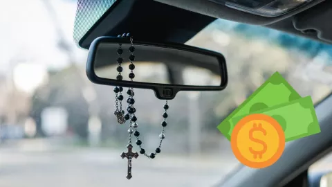 Colgar objetos en el retrovisor puede derivar en multas por obstruir la visibilidad al conducir