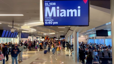 Viajeros en el Aeropuerto Internacional Miami