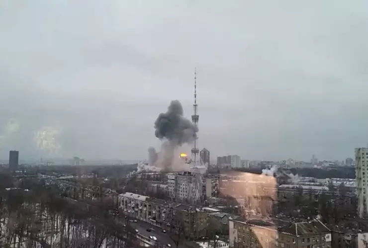Reportan bombardeo a torre de televisión en Kiev, Ucrania