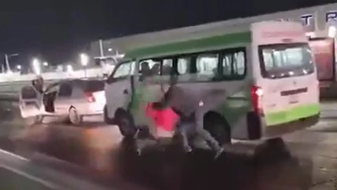 Brutal pleito vial en Pachuca: Captan violenta agresión a chofer de Tuzobús; es noqueado y lo siguen atacando